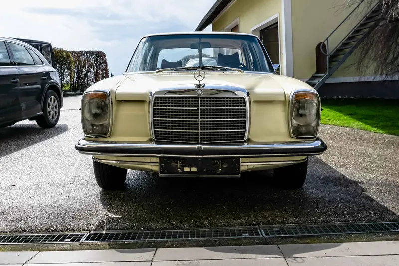 Mercedes-Benz W115 220 D Limousine aus 1. Hand vollständig restauriert Scheckheft (1972)
