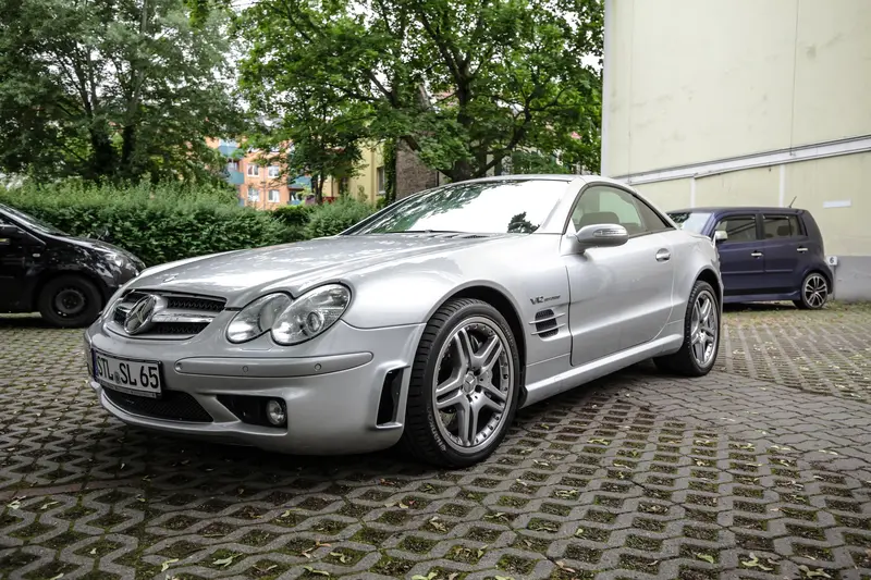 Mercedes-Benz R230 SL 65 AMG V12-Motor 612 PS mit Schmetterlingstüren AMG-Doppelspeichenrad Keyless-Go Hardtop Persenning Tempomat Sitzheizung (2005)