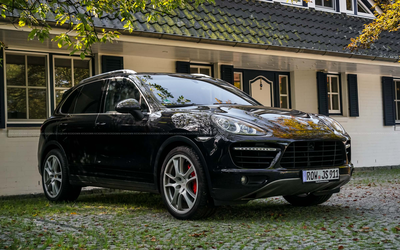 Porsche Cayenne Turbo 92A (2010), Scheckheft, hochwertige Vollausstattung, knapp 10.000 € investiert