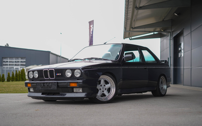 BMW E30 M3 mit Gutachten, AC Schnitzer-Alufelgen montiert, KW-Gewindefahrwerk verbaut (1986)