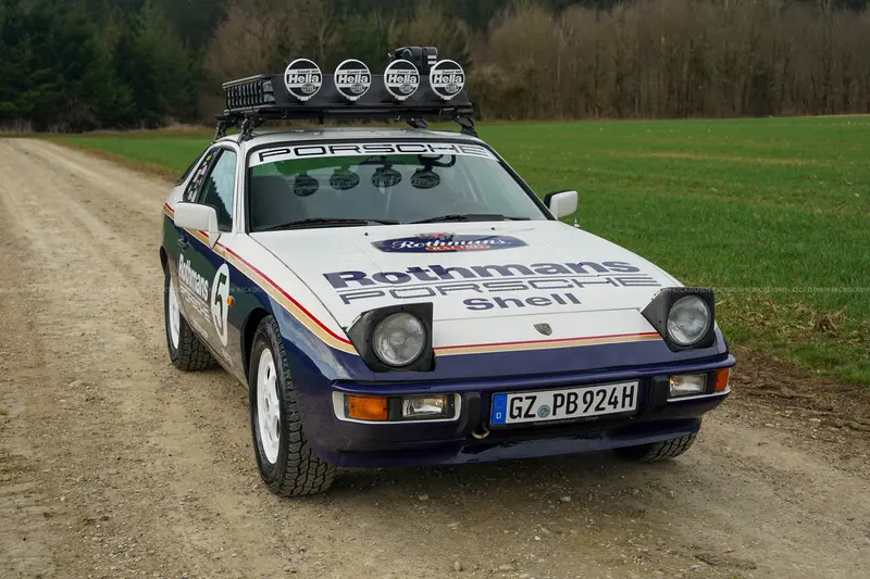 Porsche 924 "Rothmans Dakar" Safari-Look (1985), Dachgepäckträger mit Hella-Zusatzscheinwerfern, Offroad Bereifung