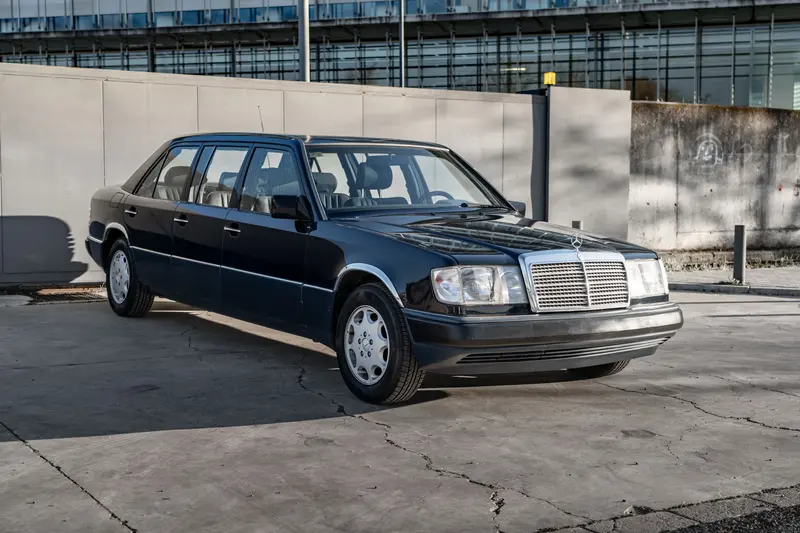 Mercedes Benz W124 V124 260 E Pullman (1992), seltene 6-Türer-Version in Dunkelblau, Originalzustand, Doppel-Klimatisierung