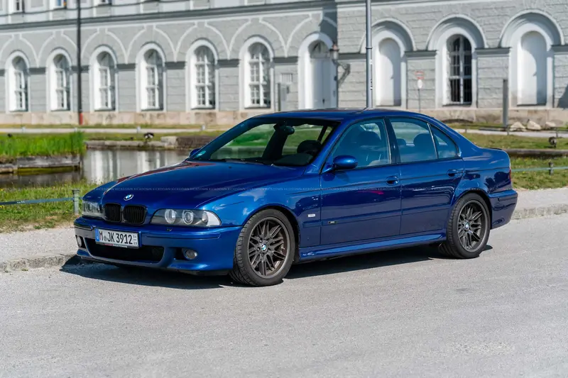 BMW E39 M5 (2000), Motorrevision durchgeführt, mit Gewindefahrwerk, Supersprint Fächerkrümmer verbaut