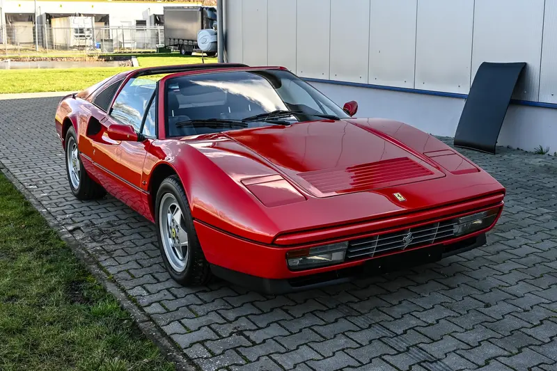Ferrari 328 GTS Targa in Rot Schwarzes Nappaleder-Interieur Ferrari Kofferset Umfangreiche Investitionen (1988)
