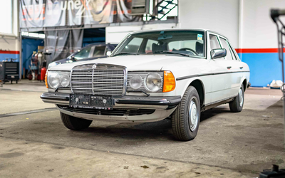 Mercedes Benz W123 250 Restored technology overhauled sunroof cruise control (1978)