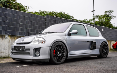 Renault Clio 3.0 V6 2nd hand with new chassis Mileage only 46,045 km (2001)