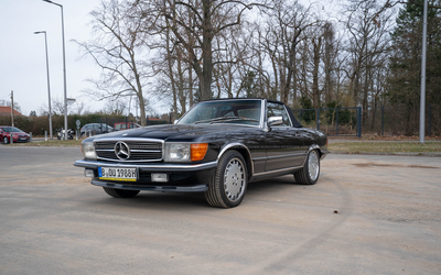 Mercedes-Benz 560 SL R107 (1988), with a grade of 2 on the inspection report, full service history, classic color combination