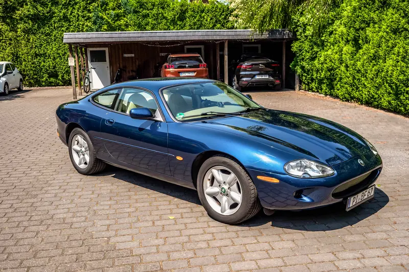 Jaguar XK8 sports coupe V8 engine with 286 hp complete checkbook 3rd hand seat heating (1997)