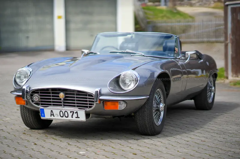 Jaguar E-Type with folding windshield, H license plate, classic color combination (1974)
