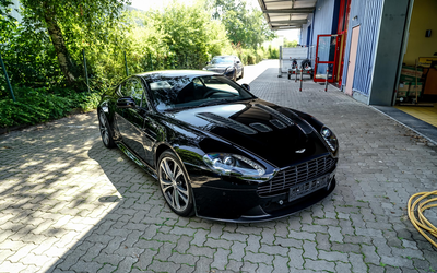 Aston Martin V12 Vantage Coupé Accident-free V12 engine with 517 hp Switch 19 inch aluminum rims Rear view camera from private collection only 39,331 km (2009)