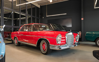 Mercedes-Benz W111 250 SEB Coupé Originalzustand, Elfenbeinlenkrad, Behr-Klimaanlage (1967)