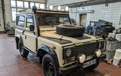 Land Rover Santana 2500 with 2.25 liter diesel engine 75 hp Spanish Navy vehicle Restored 2nd hand Accident-free (1991)