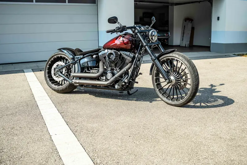 Harley Davidson Breakout Custom Komplettumbau 75 PS optisches Highlight Sehr guter Zustand (2015)