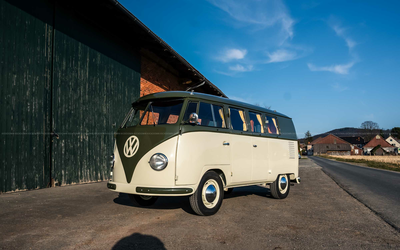 VW T1 (1956), Ausbau im Westfalia-Stil, seltene linke Klapptüren, komplett restauriert, Gutachten Note 1