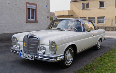 Mercedes-Benz W111 250SE, completely repainted, with H license plate, well-maintained original condition (1966)
