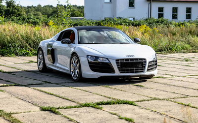 Audi R8 42 with V10 engine 600 hp Suzuka Grey metallic from 1st hand Complete checkbook Only 29,000 km (2009)
