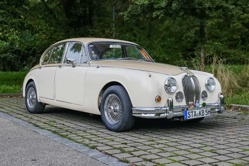 Jaguar MKll 3.8 extensively restored Lecarra steering wheel in good condition (1964)