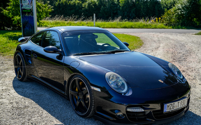 Porsche 997 Turbo Coupé (2006), Bilstein-Fahrwerk, Keramikbremsen, 20-Zoll-Felgen