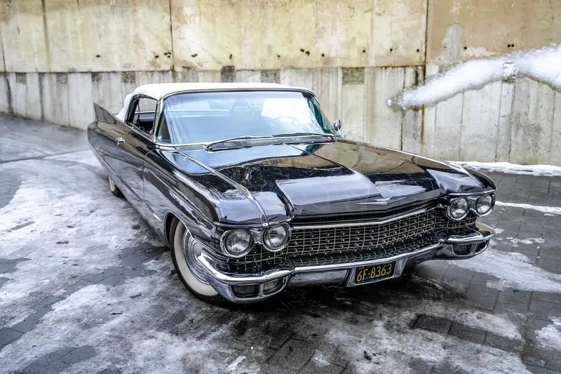 Cadillac DeVille Cabrio in schwarz-violet-metallic aus 3. Hand mit Wertgutachten (1960)
