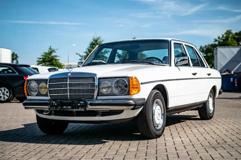 Mercedes-Benz W123 300D schöner Zustand neuer Service 06/22 (1982)