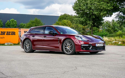 Porsche 971 Panamera 4 E-Hybrid in Cherry Rot Burmester® 3D Sound-System Lückenloses Scheckheft 2,9-Liter-V6-Biturbo Motor 461 PS nur 24.000 km (2022)