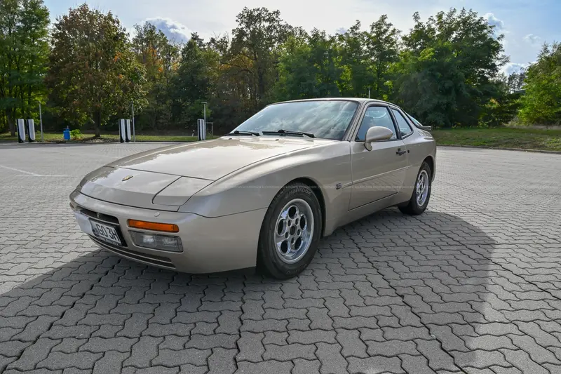 Porsche 944 (1984)