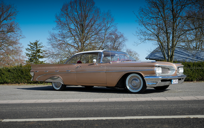 Pontiac Bonneville Coupé (1959), sehr selten, 6,4-Liter-V8 mit 300 PS, mit Suchscheinwerfer