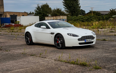 Aston Martin Vantage V8 (2009), niedrige Laufleistung, elegante Farbkombination, Japan-Import