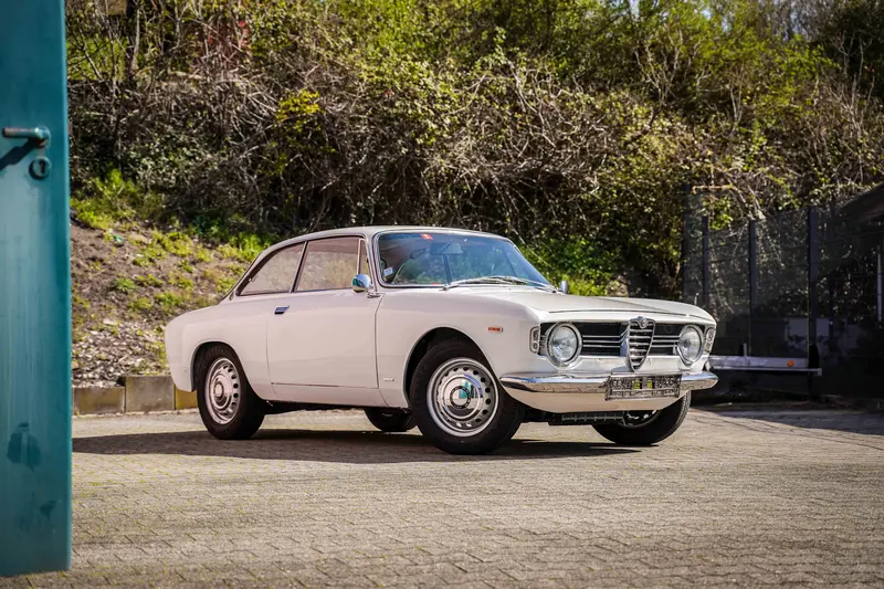Alfa Romeo Giulia Sprint GT-Veloce extensively restored, good condition (1966)