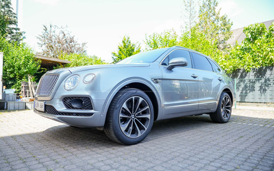 Bentley Bentayga (2017) aus 2. Hand, großer Service durchgeführt, Neuwertige Sommer -und Winterreifen, Akrapovic Auspuffanlage