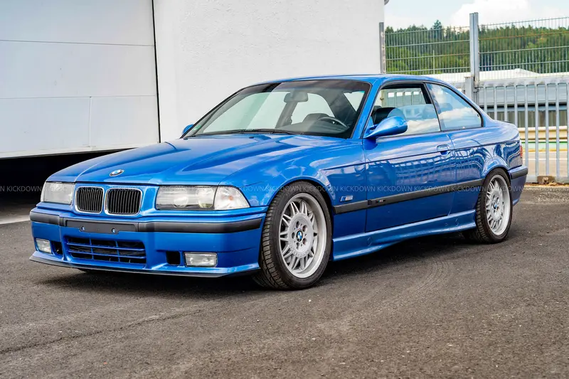 BMW E36 M3 Coupé (1996) mit KW-Gewindefahrwerk, deutsches Fahrzeug, klassische Farbkombination