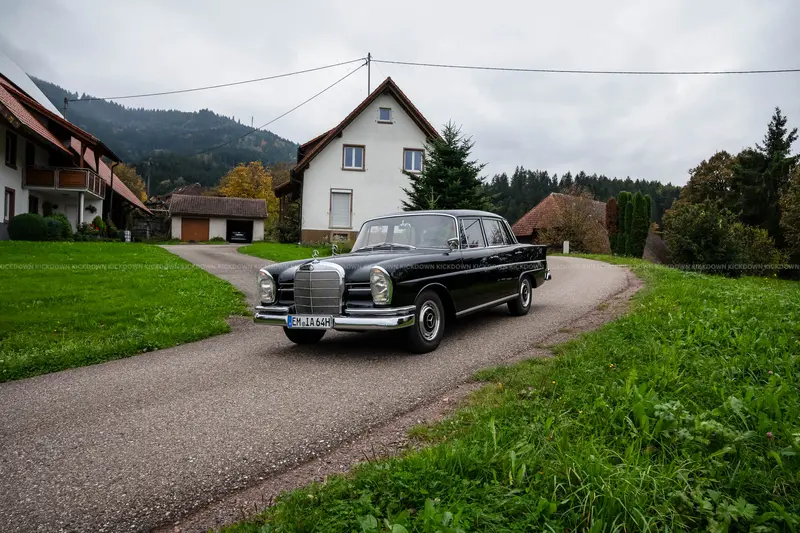 Mercedes Benz W111 220 SEb (1964), Gutachten Note 2, Motor teilrevidiert, Blaupunkt Radio, umfangreiche Investitionen