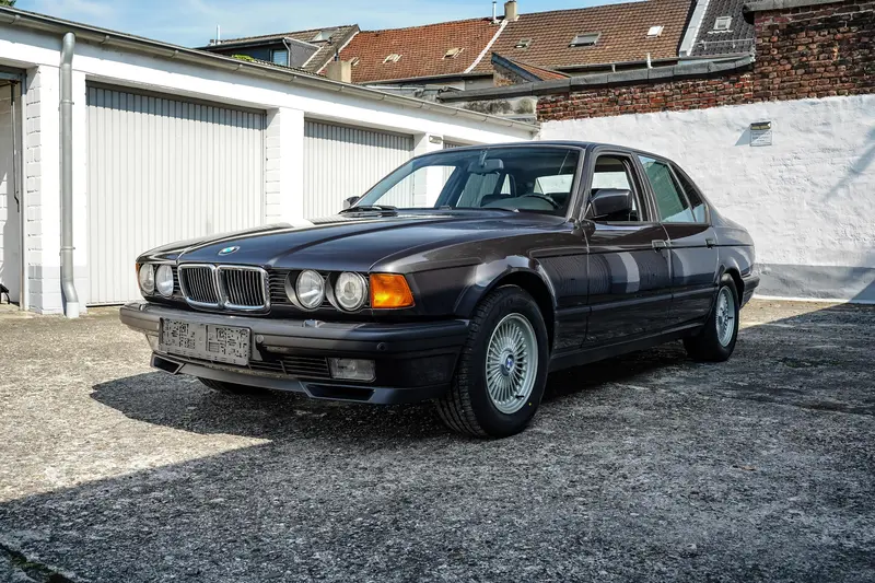 BMW E32 750i from 3rd hand Extensive equipment As good as new tires (1993)