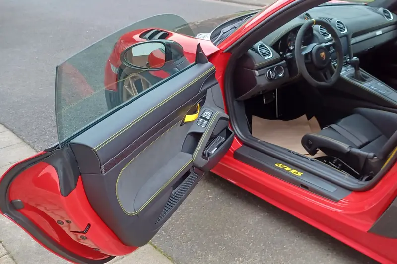 Porsche Cayman GT4 RS