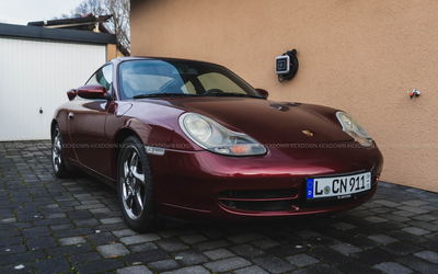 Porsche 911 996 Carrera (1999) in elegant red, well-maintained interior, 18-inch turbo wheels