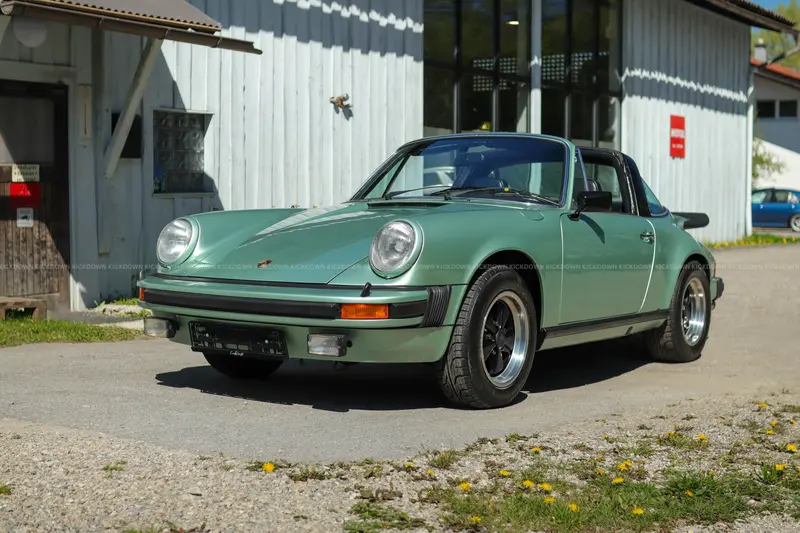 Porsche 911 Targa 2,7 MFI (1975), mechanische Direkteinspritzung, neu lackiert in seltener Originalfarbe Silbergrün Diamant Metallic, deutsche Erstzulassung