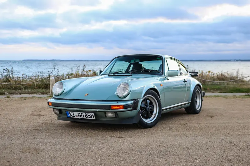 Porsche 911 Carrera 3.2 (1985), German vehicle, special color crystal green metallic, PCCM radio, full service history