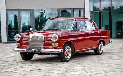 Mercedes Benz 200 D Kleine Heckflosse Becker Autoradio Schlummerrollen vorne (1966)