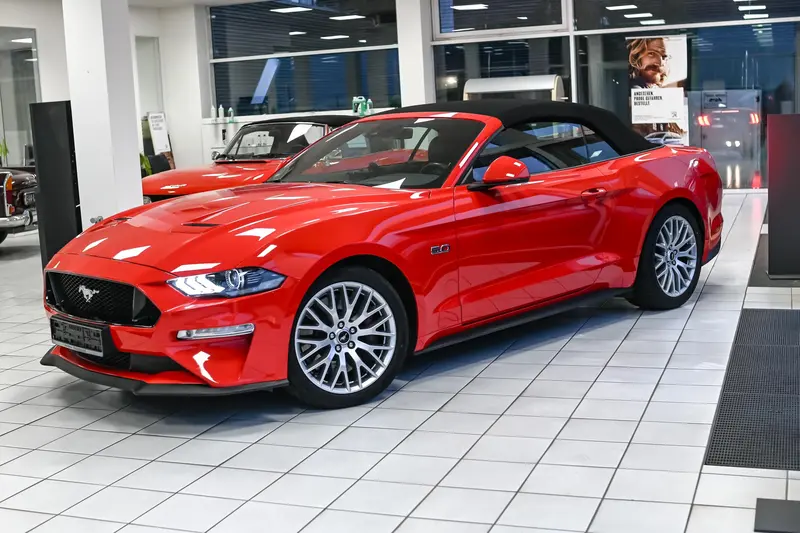 Ford Mustang in Red Race from 1st hand V8 engine Complete checkbook 32,500 km (2018)