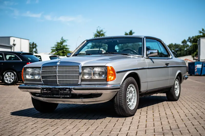 Mercedes-Benz W123 230E Coupe Schiebedach ABS (1980)