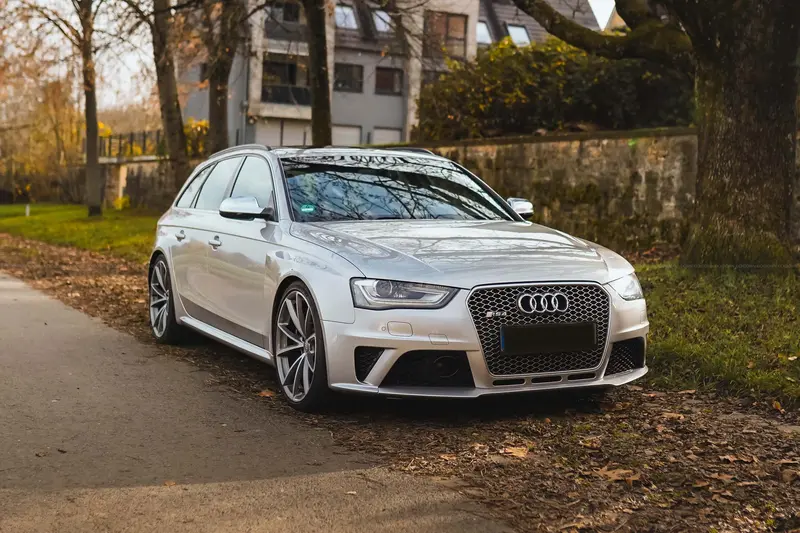 Audi RS4 Avant B8 (2013) in seltener Farbe, umfangreiche Sonderausstattung, 8-fach bereift