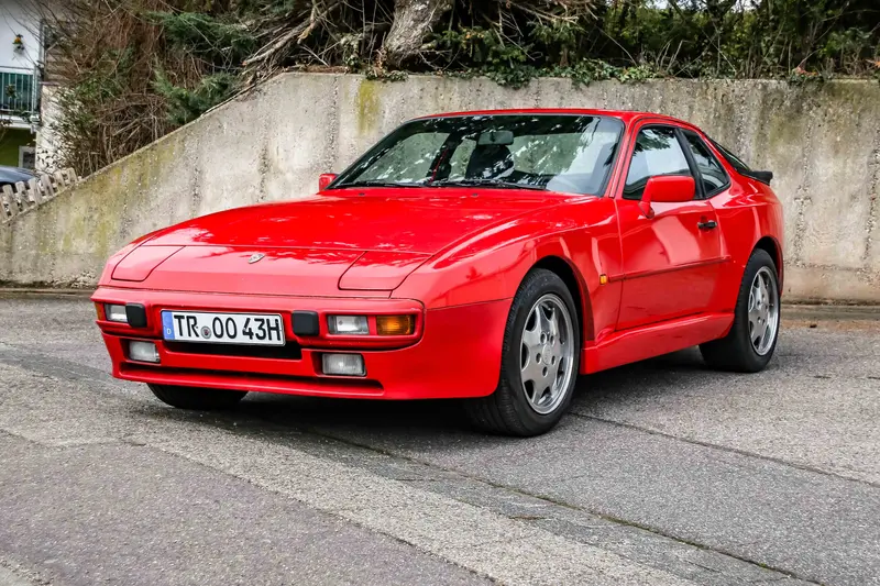 Porsche 944 Coupé 2nd series extensive partial restoration cavity sealing (1988)