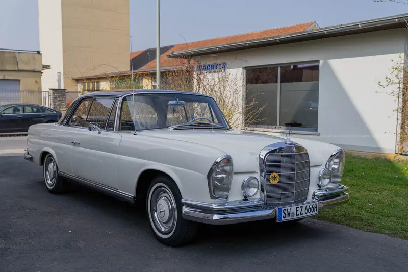 Mercedes-Benz 250SE W111 Coupé (1966), aufwändig restauriert mit Neulack und revidiertem Motor, mit H-Kennzeichen, sehr gepflegt