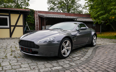 Aston Martin Vantage V8 Roadster in James-Bond Lackierung, Scheckheftgepflegt, Umfangreiche Features (2009)