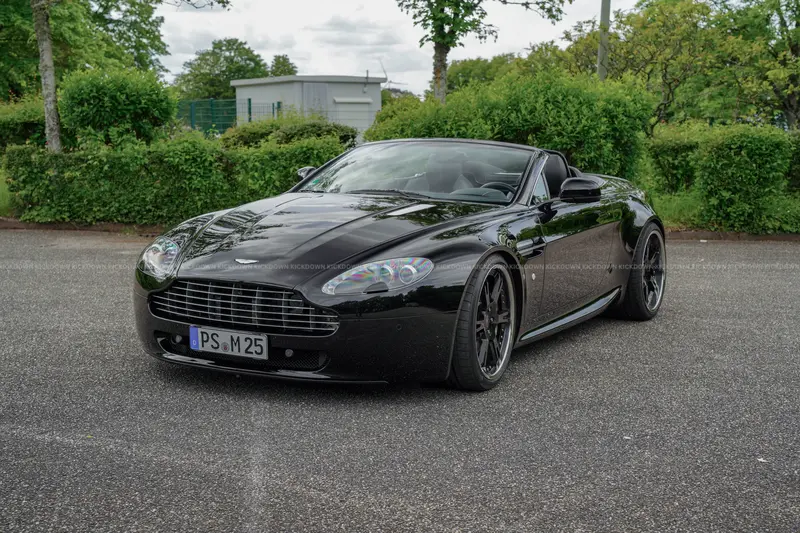 Aston Martin V8 Vantage Roadster (2010), geringe Laufleistung, neue Kupplung, umfangreiche Modifikationen, frischer Service