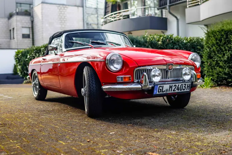 MG MGB with soft top and leather upholstery, extensively restored, good condition (1973)