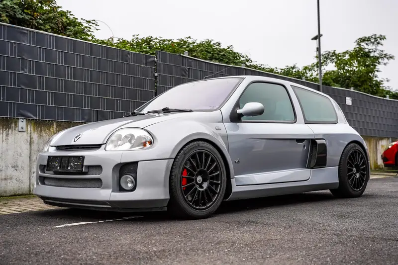 Renault Clio 3.0 V6 2nd hand with new chassis Mileage only 46,045 km (2001)