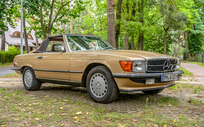 Mercedes-Benz R107 560 SL Cabriolet in Champagne Paint Restored Matching Numbers Carfax History (1987)