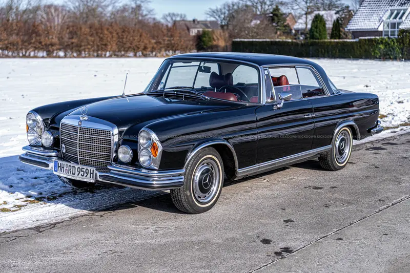 Mercedes Benz W111 280SE 3.5 Coupé (1971) in a rare color combination, Classic Data 2+, very well-maintained collector's vehicle