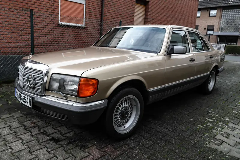 Mercedes Benz W126 500 SE aus 2. Hand in Hellgold Aktueller TÜV und Service Wertgutachten (1980)